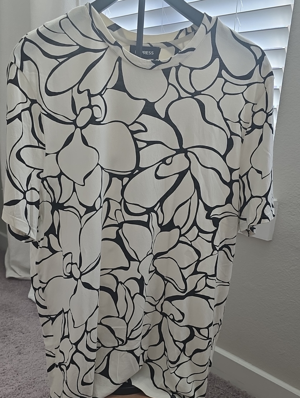 Express Black and White Short-Sleeve Floral Outline Tee